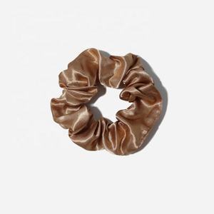 Lot de Chouchous Cheveux Yiwu Personnalisés Brillants Rouge Marron, Accessoires Élastiques à Cheveux, Chouchous en Soie Satinée Scintillants pour Filles avec Logo - Product Image 3