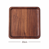 Walnoot houten dienblad met verhoogde rand en afgeronde hoeken voor het serveren van kaas, brood en fruit, voor gebruik in de keuken, thuis en tijdens het dineren.