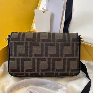 Elaborado con material textil de primera calidad, este bolso de mujer presenta un clásico estampado floral, perfecto para reuniones sociales. - Product Image 6