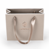 Sac fourre-tout de luxe élégant et écologique en carton ivoire avec ruban nude, finition mate, idéal pour boutiques et cadeaux