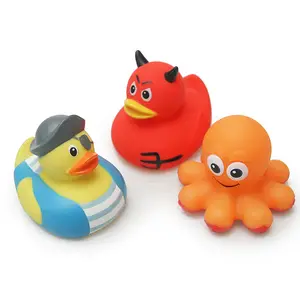 婴儿洗澡玩具男孩女孩孩子在水里溅捏一只小橡胶黄鸭一只会游泳的海盗章鱼