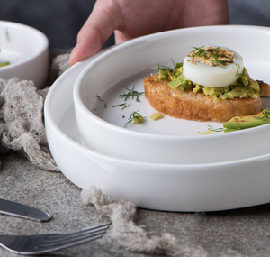 Juego de platos hondos apilables de cerámica blanca con logotipo personalizado, platos redondos minimalistas para servir, para hotel, restaurante, regalo de boda, venta al por mayor - Product Image 2