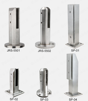 Système de clôture moderne en acier inoxydable sans cadre pour escaliers et balcons avec rampes carrées à embouts et verre finition miroir