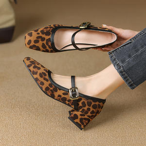 Chaussures pour femmes en daim de style coréen à bout carré, à coupe basse, à talon bloc moyen, à bride de cheville avec boucle métallique, confortables et décontractées - Product Image 1