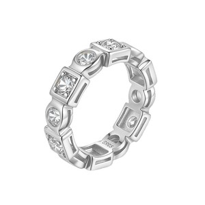 Anillo de Eternidad Geométrico de Oro Amarillo con Moissanita, Engaste de Bisel, Corte Brillante Redondo, Joyería Clásica Unisex para Boda - Product Image 2