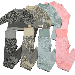 Ensemble de sport 2 pièces pour femme, imprimé à carreaux, extensible, respirant, imperméable, recyclable, avec soutien-gorge de sport sans couture et leggings taille haute - Product Image 1