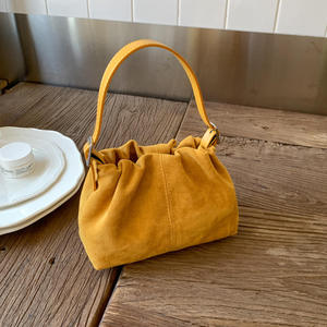 Bolso de mano de cuero de gamuza de invierno con logotipo personalizado y diseño simple, tipo bandolera. - Product Image 2