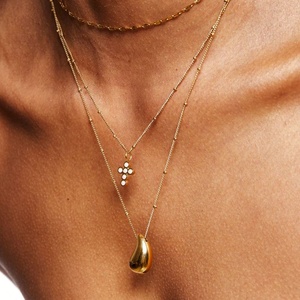 Collier ras du cou tendance avec pendentif plaqué or 18 carats et perles d'eau douce superposées, bijoux unisexes - Product Image 3