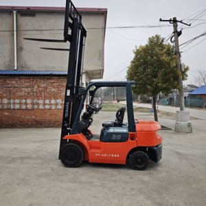 รถยกดีเซล FD20 2T/3T มือสอง ยางกันลื่นสำหรับงานหนัก  ขับเคลื่อนบนพื้นที่ขรุขระได้ ทนทาน เชื่อถือได้ - Product Image 5