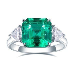 Anillo de Compromiso de Oro de 18K con Corte OCTAGONAL de 6CT, Esmeralda Creada, Joyería Messi MSR-645 - Product Image 1