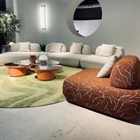 Canapé modulaire moderne en bouclette française couleur crème avec trois sections arrondies, canapé sectionnel en tissu à profil bas pour salon