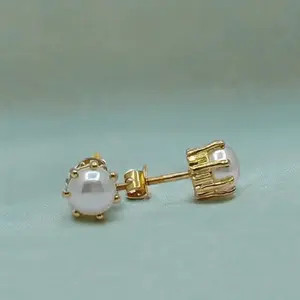 Élégantes boucles d'oreilles en perles dorées minimalistes, perles rondes, pour le bureau et les soirées, élégantes boucles d'oreilles en perles dorées - Product Image 2