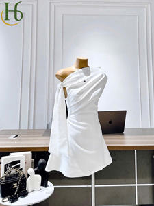 Vestido midi blanco de un solo hombro con lazo, detalle de lazo - Product Image 3