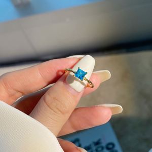 Anillo Dylam Charm Tiny de Plata de Ley 925 Chapado en Oro de 18K con Circonita Cúbica 5A, Diseño Cuadrado Trenzado y Elegante para Mujer, Joyería Diaria y de Boda - Product Image 3