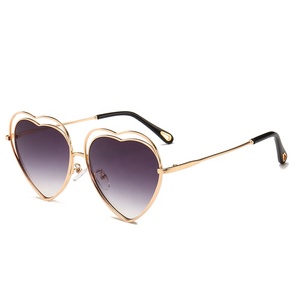 Gafas de Sol de Moda para Mujer Benola, Montura Metálica en Forma de Corazón, Color Sólido, Modelo 18556, Gran Venta - Product Image 3