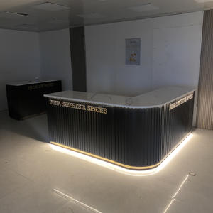 Eleganter Gebogener Empfangstresen - Schwarzes Geripptes Panel mit Goldverzierung & Marmorplatte für Moderne Einzelhandelsräume - Product Image 2