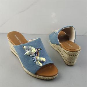 Sandales Mary Jane antidérapantes à motif floral brodé d'oiseaux et de poissons pour femmes, pour un usage quotidien - Product Image 3