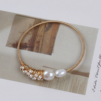 Bracelet en perles d'eau douce au design simple pour femmes