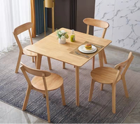 Table à manger carrée en bois massif, design nordique simple et moderne, idéale pour les petits appartements, les réunions à domicile et les négociations.