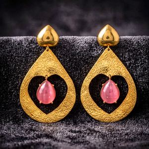Pendientes Colgantes de Corazón Mate Dorado con Grabado Floral y Gema Rosa en Forma de Lágrima, de Latón Bañado en Oro de 18K, para Boda y Fiesta - Product Image 3