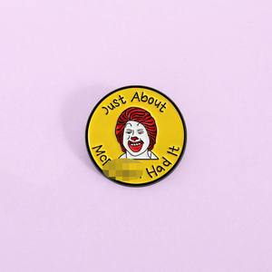 Épinglette en émail clown jaune avec citation « Just About Had It » en alliage - Product Image 1