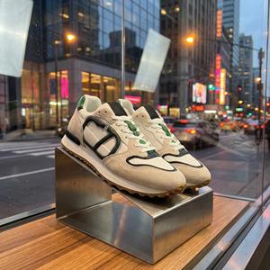 Sneakers rétro en daim et mesh avec emblème signature beige vert, chaussures de créateur luxueuses pour hommes et femmes branchés - Product Image 2