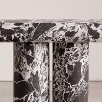 Table console en marbre veiné noir et blanc, plateau ovale arrondi, pieds cylindriques doubles, table moderne pour entrée, table de couloir en pierre, maison de rêve