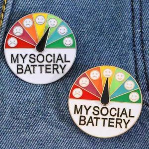 Broche My Social Battery, badge rond en métal de 3,9 cm avec expressions emoji pour sacs et accessoires - Product Image 3