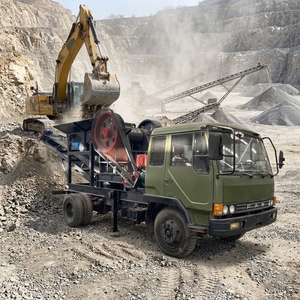 Concasseur à mâchoires mobile à moteur diesel portable avec pompe - Concasseur de roche <span class=keywords><strong>mini</strong></span> haute productivité pour site d'extraction aurifère éloigné - Product Image 1