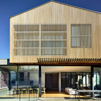 Profils de bardage en aluminium à finition grain de bois pour clôtures extérieures, persiennes et façades ombragées au design moderne