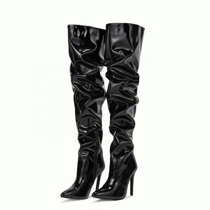 Bottes hautes pour femme en cuir verni réfléchissant à bout pointu, avec demi-fermeture éclair latérale, style cuissard, pour dames - Product Image 5
