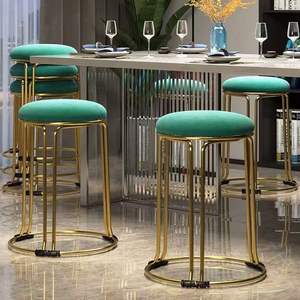 Tabouret bas moderne de luxe simple en métal empilable pour table à manger, utilisation à domicile par les célébrités d'Internet, petit tabouret de table - Product Image 6