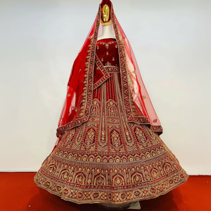 Lehenga de terciopelo pesado de última tendencia con espejo de mano completo y trabajo de Jarkan, y dupatta larga de gran vuelo para un look nupcial de fiesta. - Product Image 1