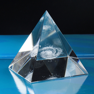 Pyramide en cristal Feng Shui à succès avec gravure galaxie - Product Image 2