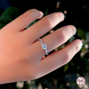 Anillo de Diseño Clásico con Circonita Sintética Redonda y Montura de <span class=keywords><strong>6</strong></span> Puntas en Plata de Ley 925 para Uso Diario, Bodas, Ocasiones Oficiales y Regalo - Product Image 2