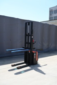 HELI 2000KG Electric Pallet <span class=keywords><strong>Stacker</strong></span> 48V Lithium Battery Power Warehouse Stacking Machine untuk Logistik Industri Penjualan Laris - Product Image 3