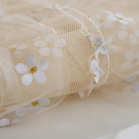 Pas cher prix 100% polyester tricoté fleur floral design 3d broderie net maille dentelle tissu pour vêtement