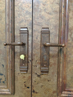 Porte battante à double feuille en cuivre antique européen décoratif de luxe sur mesure pour grande villa, hôtel, résidence