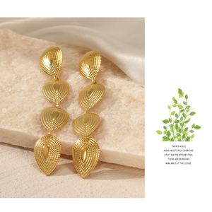 Bijoux de mode tendance unisexe, boucles d'oreilles pendantes en acier inoxydable plaqué or 18 carats en forme de cœur - Product Image 3