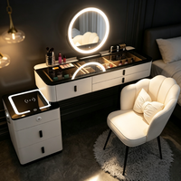Ensemble de coiffeuse moderne avec plateau en marbre blanc, miroir LED éclairé, armoire latérale mobile avec chargeur sans fil et tabouret rembourré en forme de pétale