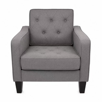 Fauteuil simple rembourré minimaliste en tissu aspect lin doux, accoudoirs incurvés, dossier capitonné, pieds en bois robustes