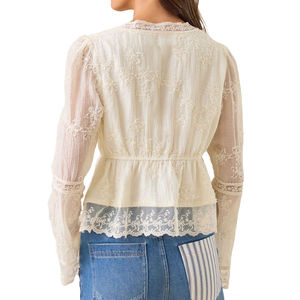 Chemise à manches longues en dentelle florale en coton 95% et élasthanne 5% pour femmes, col en V, boutons sur le devant, élégante, pour le bureau, printemps 2026 - Product Image 3