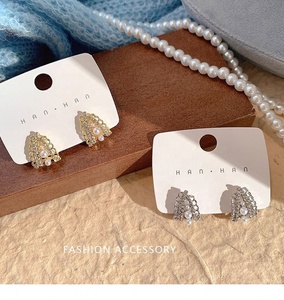 Boucles d'oreilles tendance et élégantes en alliage de zinc plaqué or, imitation perle et zircon, forme goutte d'eau, exquises et personnalisées pour femmes - Product Image 5