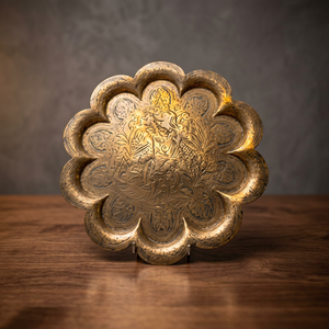 Assiette décorative en métal doré en forme de fleur, faite à la main, design vintage poli - Product Image 1