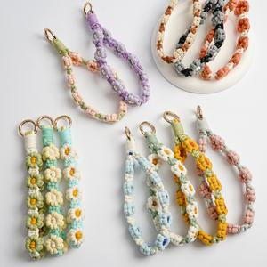 Nouveauté 2026 : Dragonne de téléphone universelle en macramé tressé motif marguerite avec support anneau, chaîne tendance style bohème pour tous les smartphones - Product Image 2