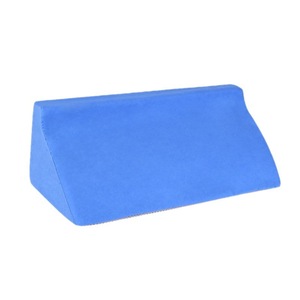 Coussin triangulaire ergonomique bleu en éponge haute densité pour le positionnement des patients et des personnes âgées, soutien pour le couchage sur le côté - Product Image 1