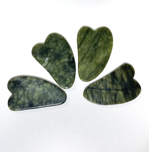 Ensemble d'outils de beauté pour le visage en jade Xiuyan vert foncé : rouleau et Gua Sha - Product Image 3