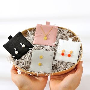 Cartes d'emballage pour bijoux en microfibre, directement de l'usine, diverses couleurs, logo personnalisé, étiquettes et cartes pour colliers et boucles d'oreilles - Product Image 5