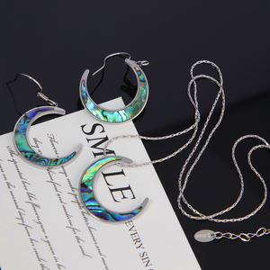 Collar con Colgante de Luna Creciente de Acero Inoxidable 316L Chapado en Plata de Chris April, Joyería para Mujer - Product Image 2