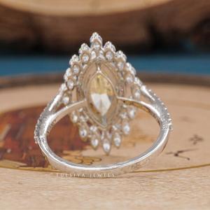 Bague en diamant de luxe avec un design solitaire intemporel et une finition étincelante pour des propositions romantiques - Product Image 6